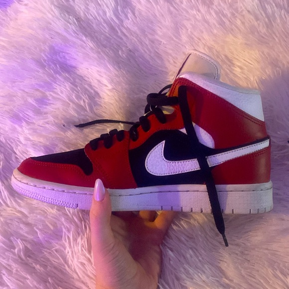 Women’s Air Jordan 1 mid ‘Gym Red Black’ US size 8 - Picture 3 of 6